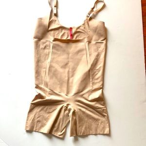 NWOT Spanx Soft Nude Oncore Open-Bust Mid-Thigh Bodysuit